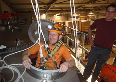 Reinigung Silo mit Absturzsicherung, Arbeit in engen Räumen