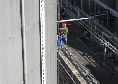 Elektroinstallation in Tanklager, Arbeit am Seil, Höhenarbeit