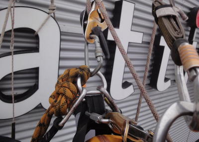 Leuchtwerbung montieren, Arbeit am hängenden Seil