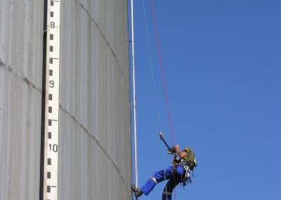 Elektroinstallation in Tanklager, Arbeit am Seil, Höhenarbeit