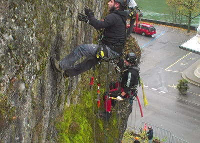 Sträucher schneiden und Moos entfernen am Kirchenfels Aarburg