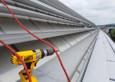 Kontrolle und Verstärkung von Beschattungslamellen auf Geschäftshaus