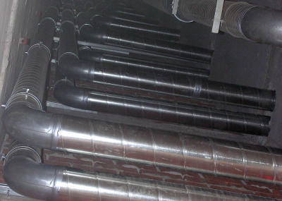 Montage am Seil, Abluftrohre in einem engen Schacht, Seilarbeit