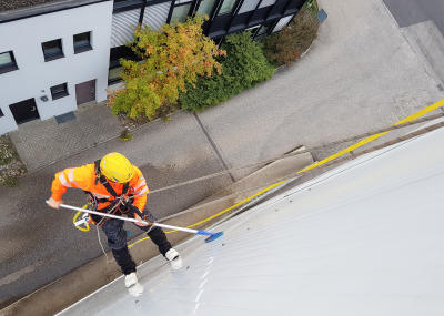 Fassadenreinigung an einem Lagerhaus
