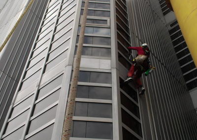 Regelmässige Reinigung an einem 41 m hohen Gebäude